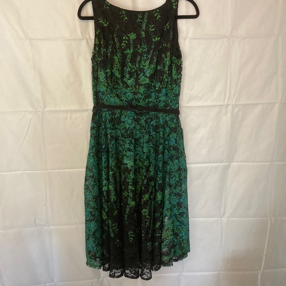 Danny and Nicole Sleeveless Elegant Green & Black Lace Dress. Size 10 Very Nice